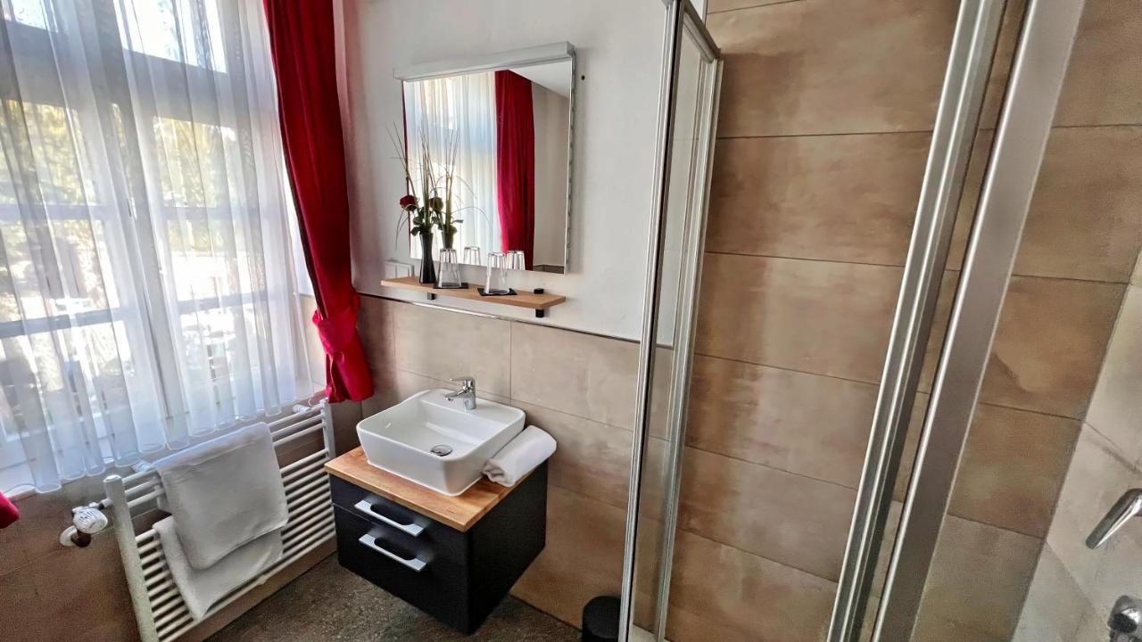 Hotel Zu Den Drei Kronen زيلينغنشتات المظهر الخارجي الصورة
